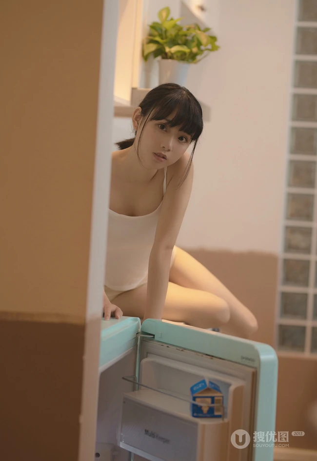可爱元气少女肩带背心短裤居家厨房悠闲随性写真图集