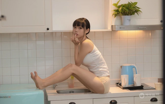 可爱元气少女肩带背心短裤居家厨房悠闲随性写真图集