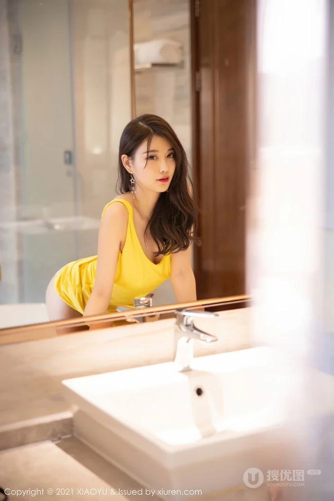 网络红人女生杨晨晨显眼黄色肩带连衣裙袜装穿搭显大长腿气质优雅写真套图