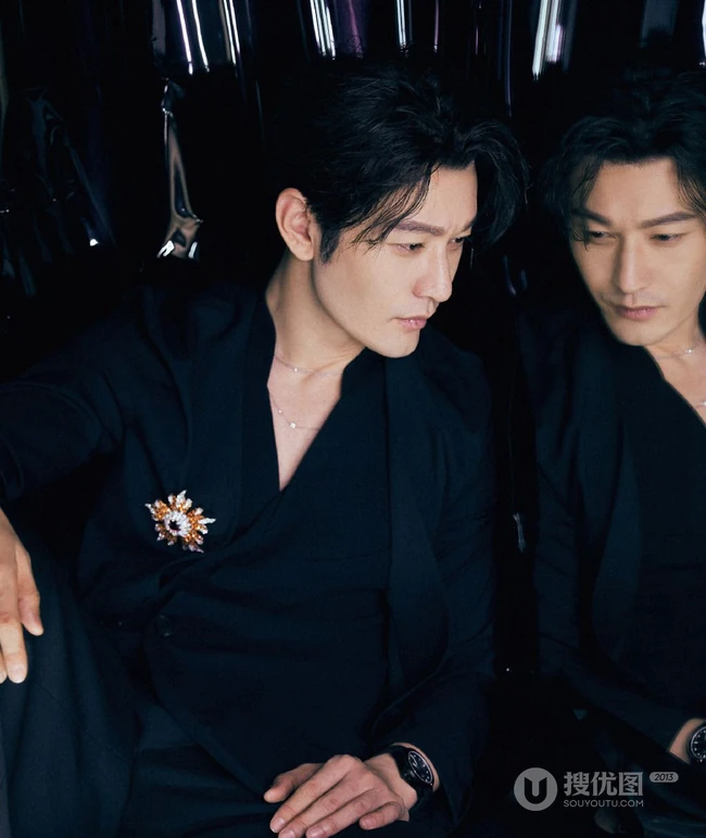 黄晓明全黑look西服套装写真图片