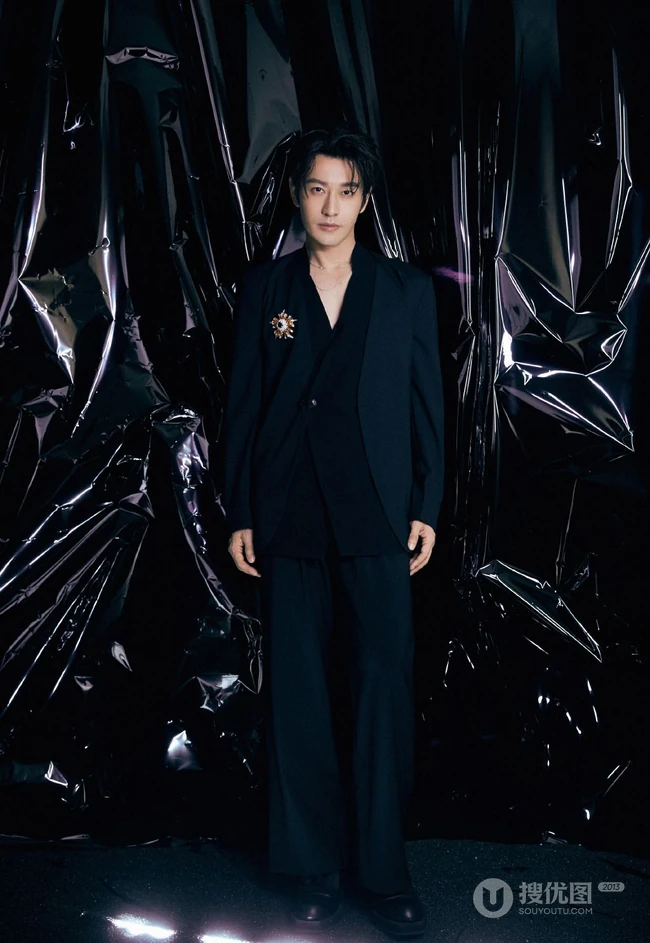黄晓明全黑look西服套装写真图片