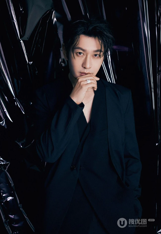 黄晓明全黑look西服套装写真图片
