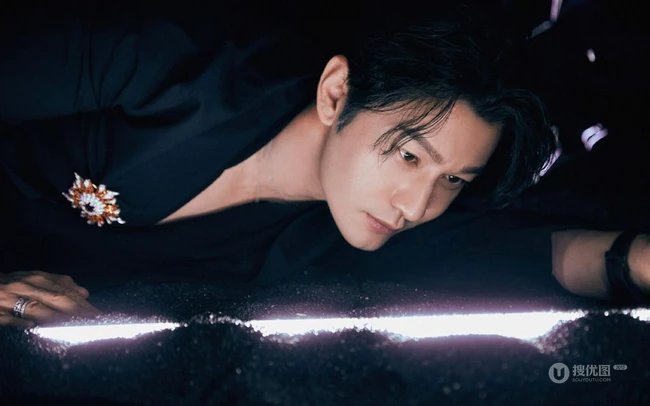 黄晓明全黑look西服套装写真图片