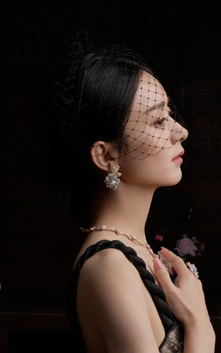 赵丽颖复古优雅穿搭登时尚芭莎杂志写真图片
