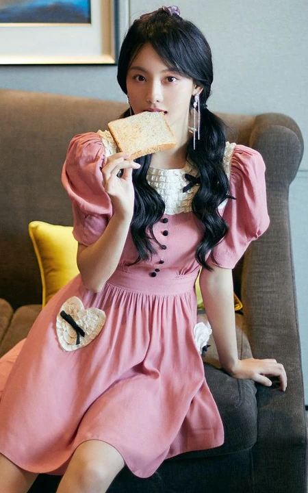 张嘉倪芭比粉裙着身可爱元气十足写真美照