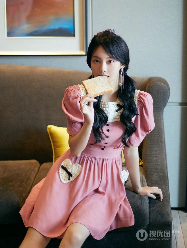 张嘉倪芭比粉裙着身可爱元气十足写真美照