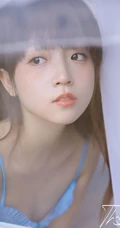 齐刘海发型的漂亮可爱女生小姐姐蓝色肩带衣牛仔裤元气十足写真美照