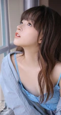 齐刘海发型的漂亮可爱女生小姐姐蓝色肩带衣牛仔裤元气十足写真美照