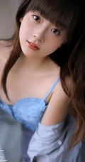 齐刘海发型的漂亮可爱女生小姐姐蓝色肩带衣牛仔裤元气十足写真美照