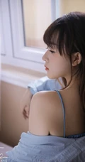 齐刘海发型的漂亮可爱女生小姐姐蓝色肩带衣牛仔裤元气十足写真美照