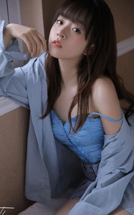 齐刘海发型的漂亮可爱女生小姐姐蓝色肩带衣牛仔裤元气十足写真美照