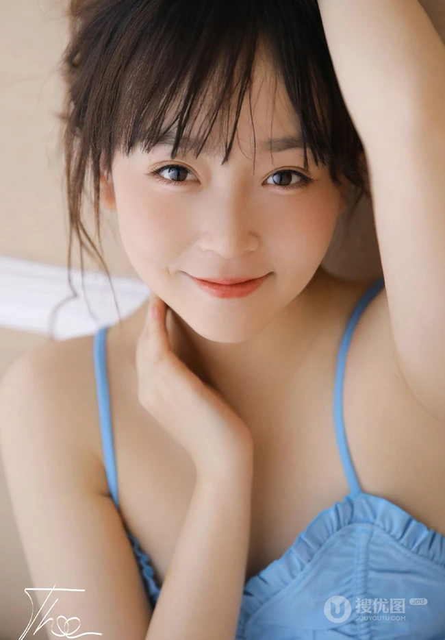 齐刘海发型的漂亮可爱女生小姐姐蓝色肩带衣牛仔裤元气十足写真美照