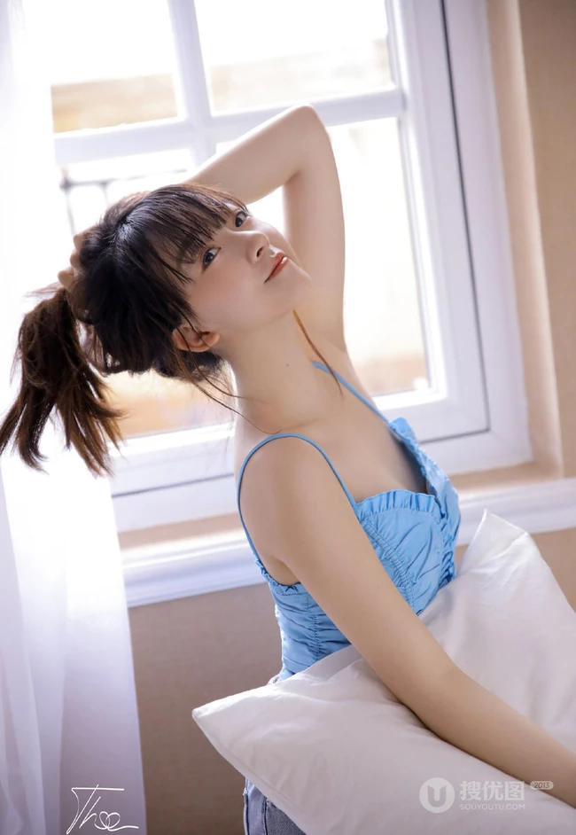 齐刘海发型的漂亮可爱女生小姐姐蓝色肩带衣牛仔裤元气十足写真美照