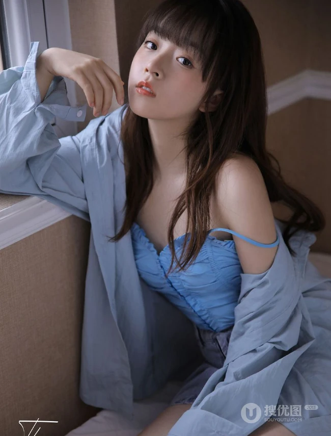 齐刘海发型的漂亮可爱女生小姐姐蓝色肩带衣牛仔裤元气十足写真美照