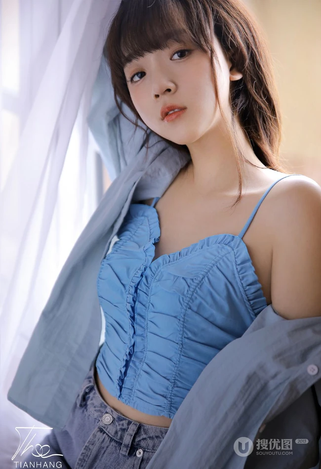 齐刘海发型的漂亮可爱女生小姐姐蓝色肩带衣牛仔裤元气十足写真美照