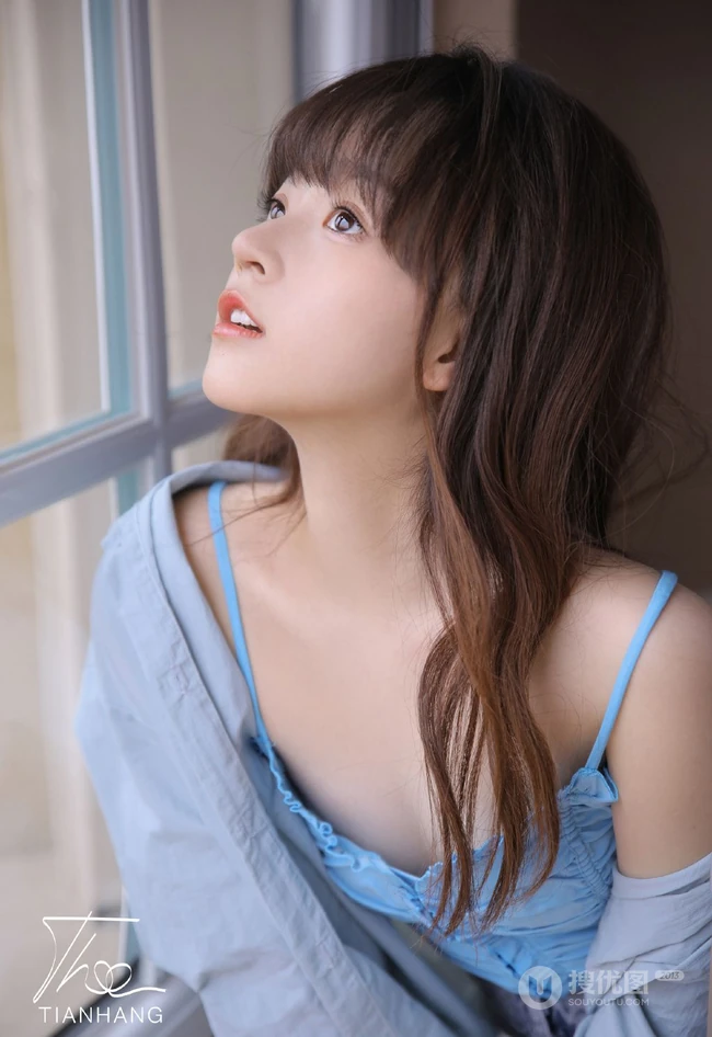 齐刘海发型的漂亮可爱女生小姐姐蓝色肩带衣牛仔裤元气十足写真美照