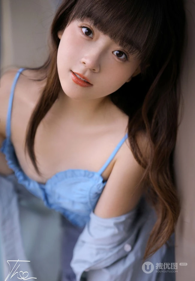 齐刘海发型的漂亮可爱女生小姐姐蓝色肩带衣牛仔裤元气十足写真美照