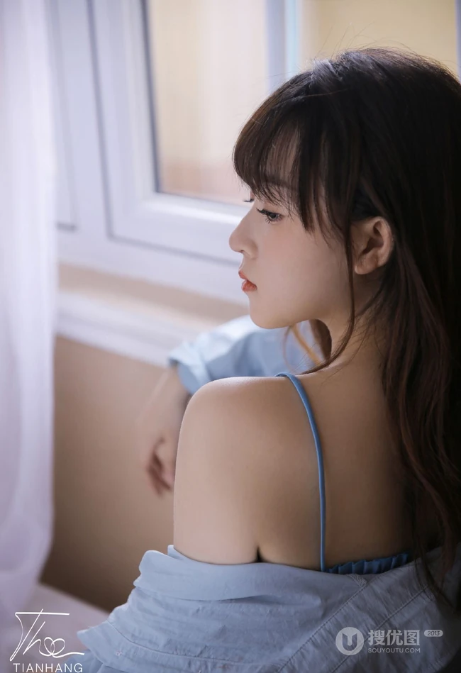 齐刘海发型的漂亮可爱女生小姐姐蓝色肩带衣牛仔裤元气十足写真美照