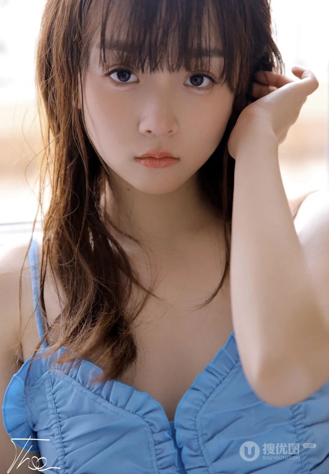 齐刘海发型的漂亮可爱女生小姐姐蓝色肩带衣牛仔裤元气十足写真美照