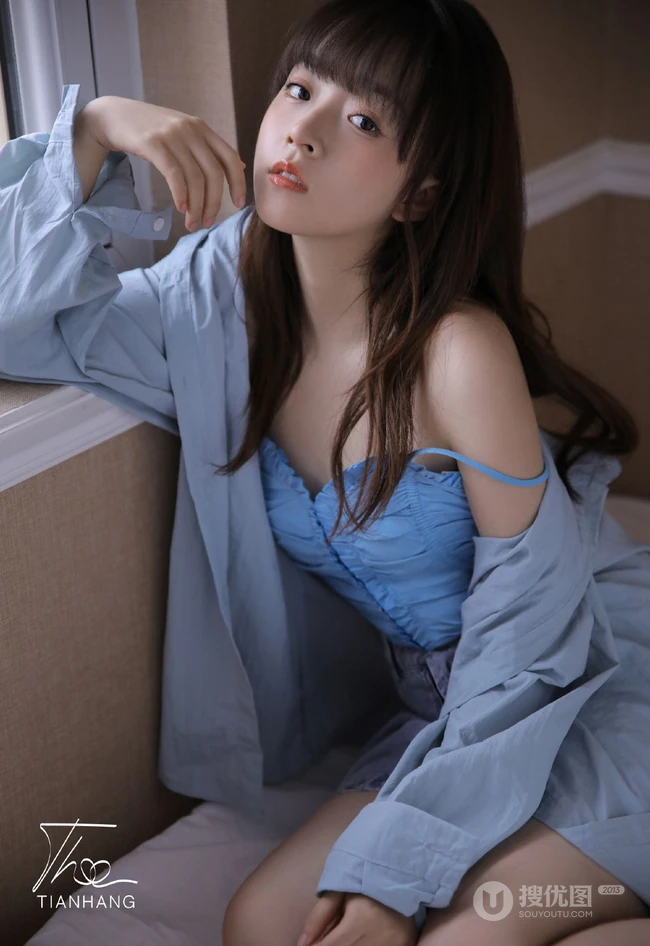 齐刘海发型的漂亮可爱女生小姐姐蓝色肩带衣牛仔裤元气十足写真美照