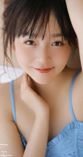 齐刘海发型的漂亮可爱女生小姐姐蓝色肩带衣牛仔裤元气十足写真美照
