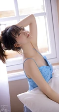 齐刘海发型的漂亮可爱女生小姐姐蓝色肩带衣牛仔裤元气十足写真美照