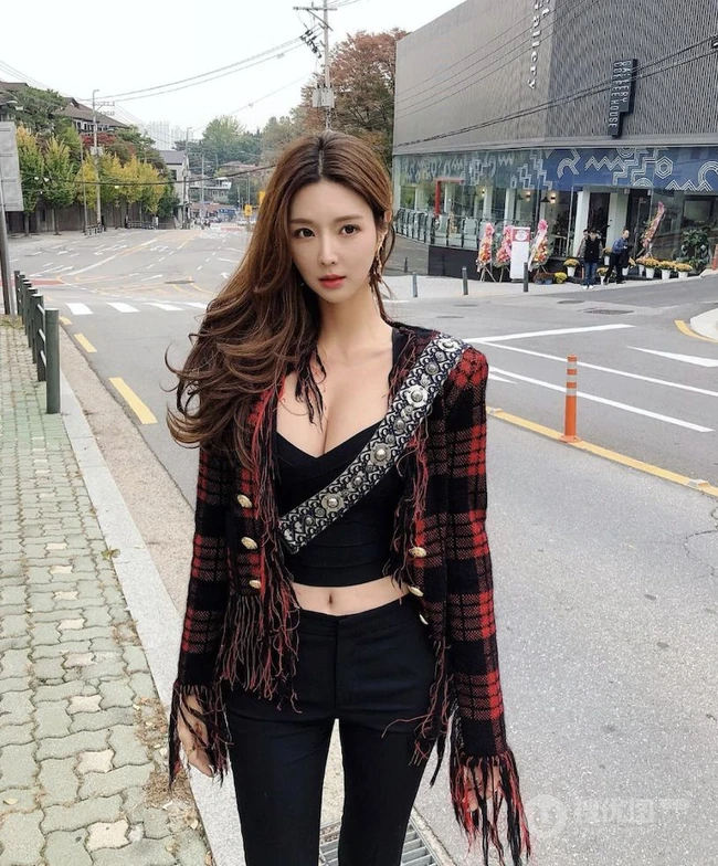柔美绝伦，汹涌身材精选韩国网红女生气质亮眼自拍，生活照，旅拍图片图集