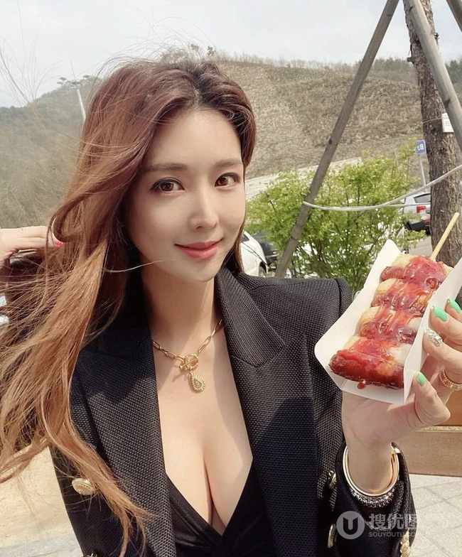 柔美绝伦，汹涌身材精选韩国网红女生气质亮眼自拍，生活照，旅拍图片图集
