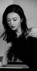 景甜黑色连衣裙穿搭宛若黑天鹅写真美照