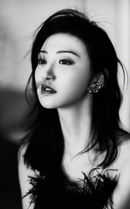 景甜黑色连衣裙穿搭宛若黑天鹅写真美照