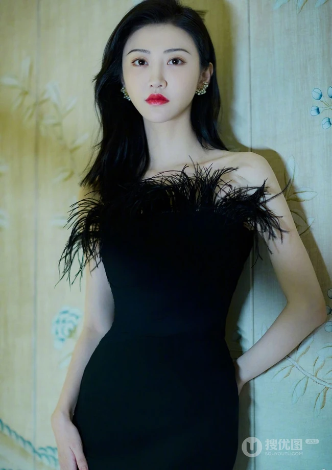 景甜黑色连衣裙穿搭宛若黑天鹅写真美照