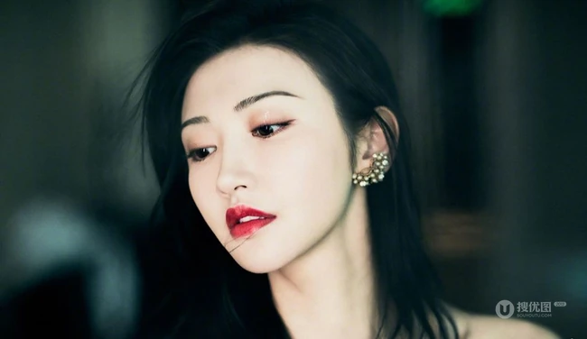 景甜黑色连衣裙穿搭宛若黑天鹅写真美照