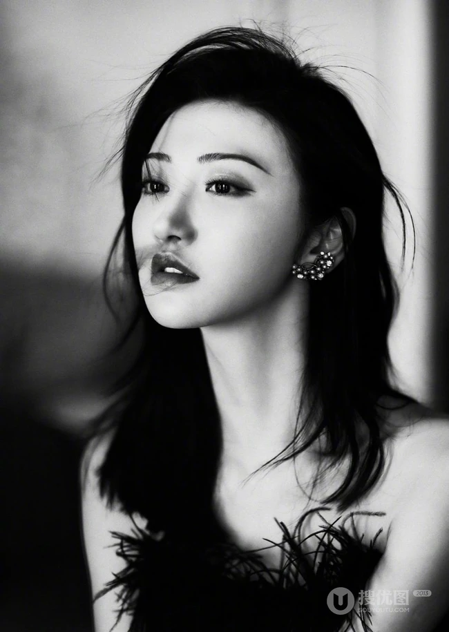 景甜黑色连衣裙穿搭宛若黑天鹅写真美照