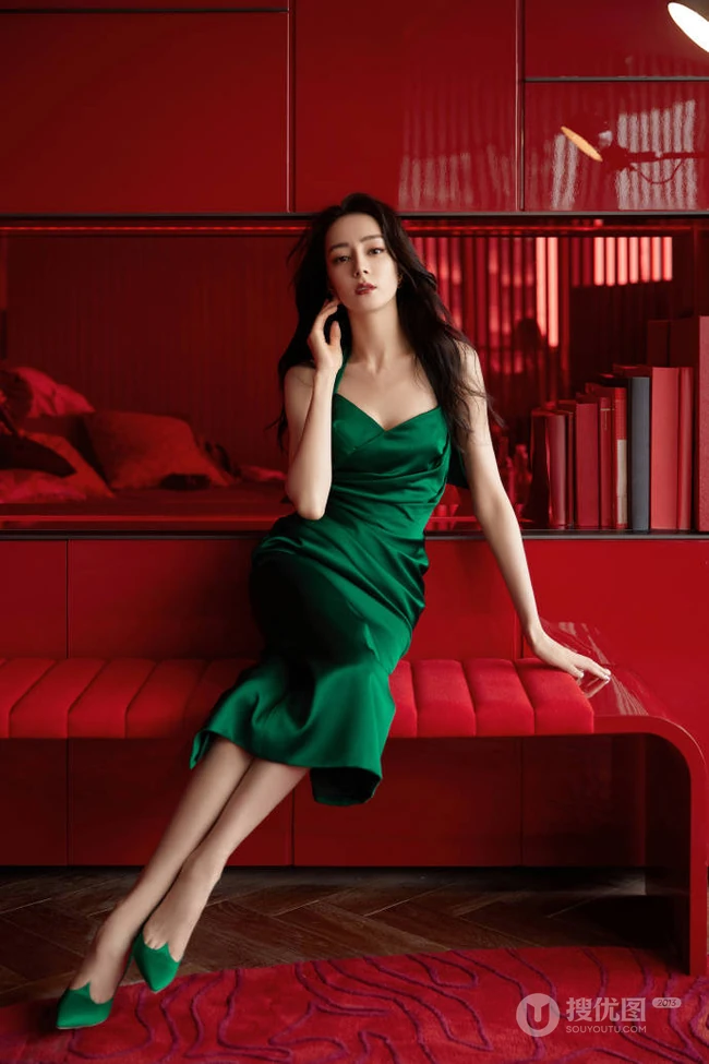 迪丽热巴墨绿色肩带长裙沙发写真美照