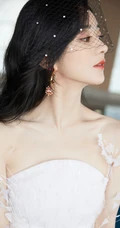 赵丽颖打扮精致，搭配白色礼裙天鹅裙，宛若公主般优雅写真