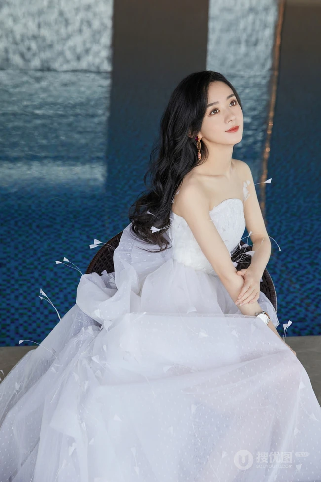 赵丽颖打扮精致，搭配白色礼裙天鹅裙，宛若公主般优雅写真