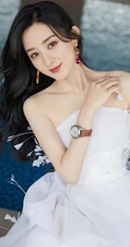 赵丽颖打扮精致，搭配白色礼裙天鹅裙，宛若公主般优雅写真