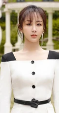 杨紫全白LOOK穿搭甜美酷飒户外写真图片