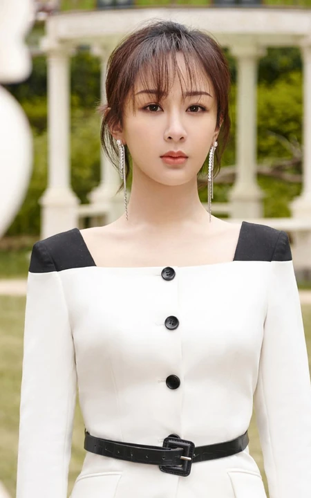 杨紫全白LOOK穿搭甜美酷飒户外写真图片