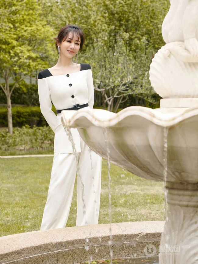 杨紫全白LOOK穿搭甜美酷飒户外写真图片