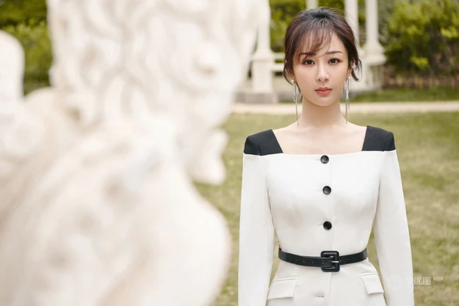 杨紫全白LOOK穿搭甜美酷飒户外写真图片