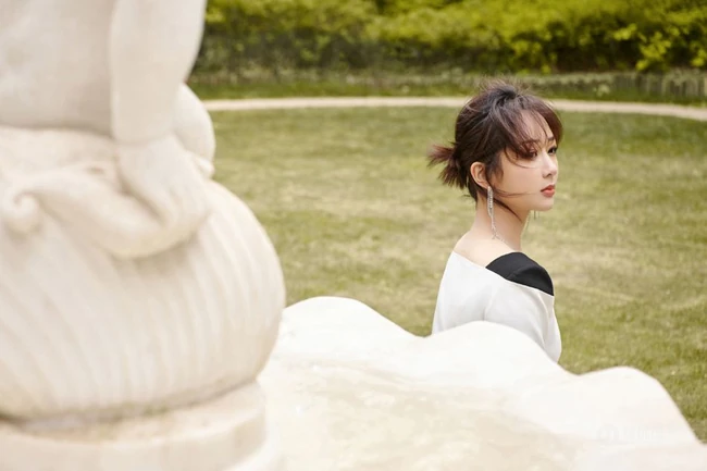 杨紫全白LOOK穿搭甜美酷飒户外写真图片