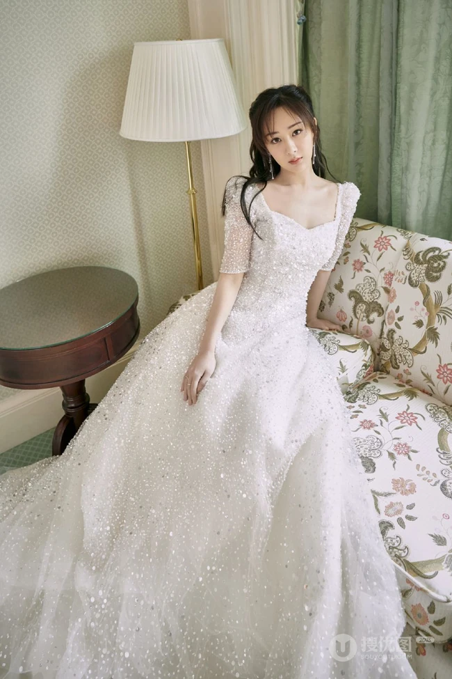 杨紫全白LOOK穿搭甜美酷飒户外写真图片