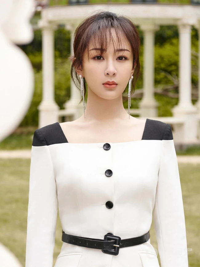 杨紫全白LOOK穿搭甜美酷飒户外写真图片