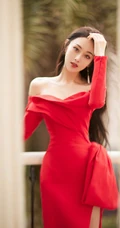张馨予气质优雅红色连衣裙大秀美背写真图片