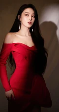 张馨予气质优雅红色连衣裙大秀美背写真图片