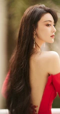 张馨予气质优雅红色连衣裙大秀美背写真图片