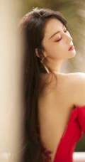 张馨予气质优雅红色连衣裙大秀美背写真图片