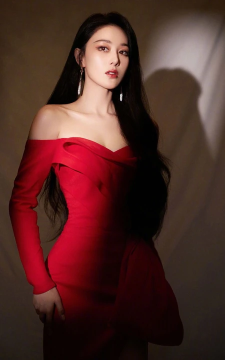 张馨予气质优雅红色连衣裙大秀美背写真图片