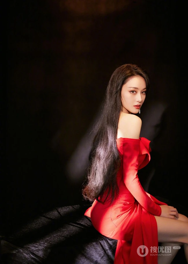 张馨予气质优雅红色连衣裙大秀美背写真图片